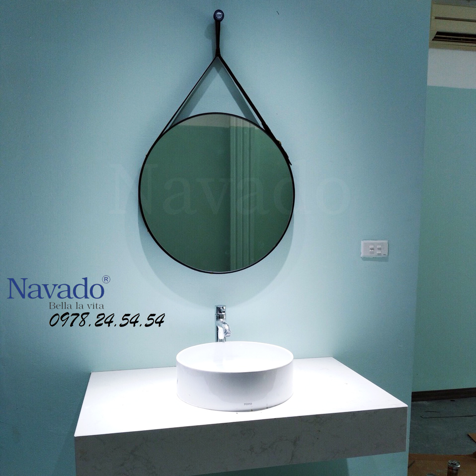 Gương tròn treo dây da Navado.